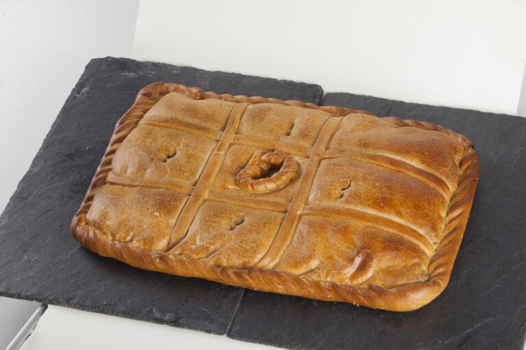 EMPANADA GALLEGA ATÚN 30*40 1,900 KG.