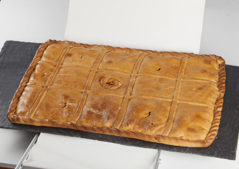 EMPANADA HOTELERA ATÚN 60*40 3,400 KG.